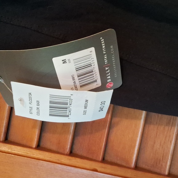 🆕️ Bally / Total Fitness woman's size medium black capri leggings - Picture 4 of 5